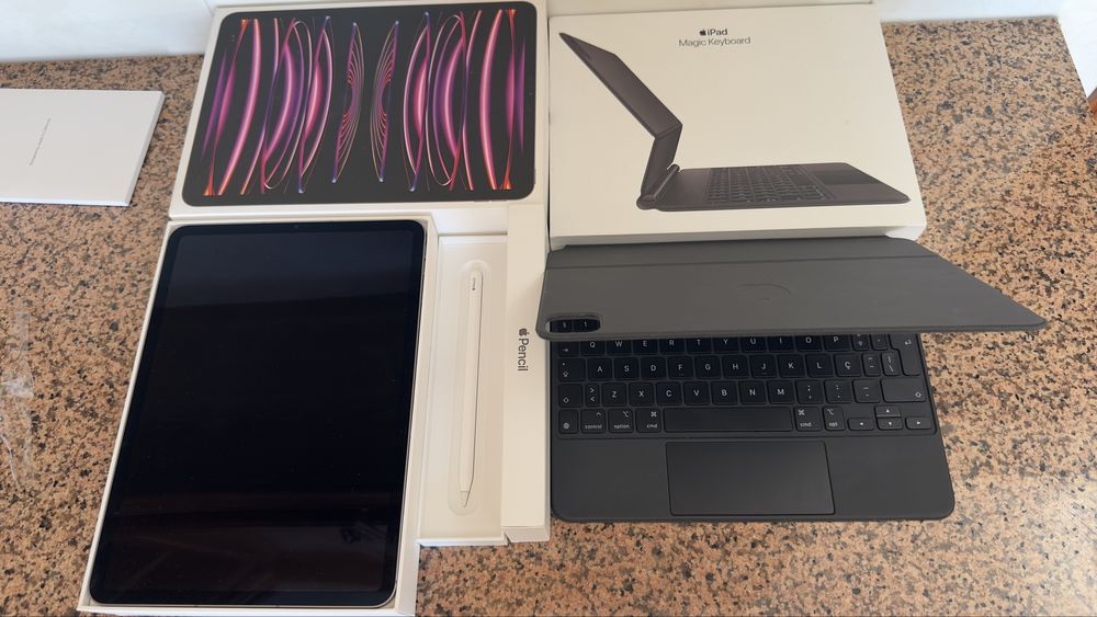 iPad Pro 11" (4th Generation) + Magic Keyboard + Apple Pencil64739418977410120