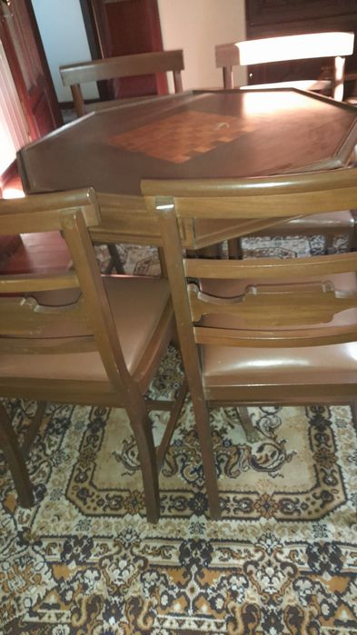 Conjunto de uma mesa e 4 cadeiras