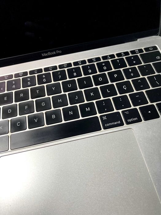 Mackbook Pro 13-inch (2016) — avariado/para peças (exterior impecável)