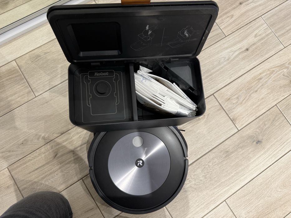 IRobot Roomba J7+ Stacja Clean Base