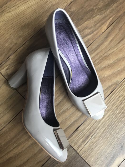 Beżowe buciki na obcasie pełne