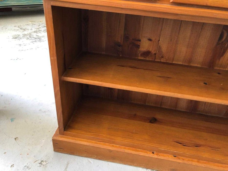 Aparador em madeira massissa em muito bom estado