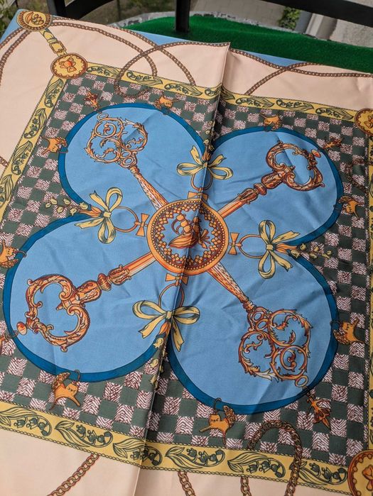 Chusta niebieska złote klucze 70x70 cm imitacja jedwabiu