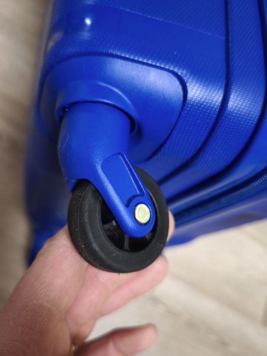 Валіза середнього "American tourist"розміру з пластику на 4 колесах