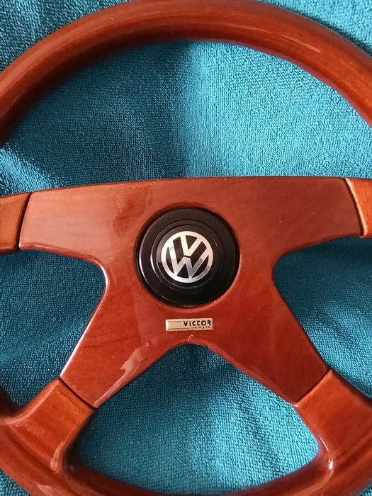 VW Golf Volante em Madeira e Cubo Victor