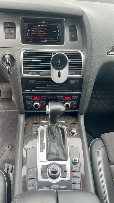 Автомобиль AUDI Q7