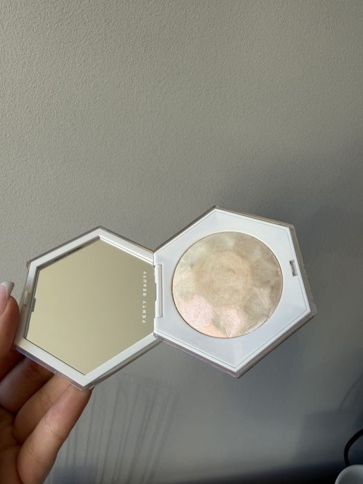Rozświetlacz Fenty Beauty Diamond Bomb || Holo At Me