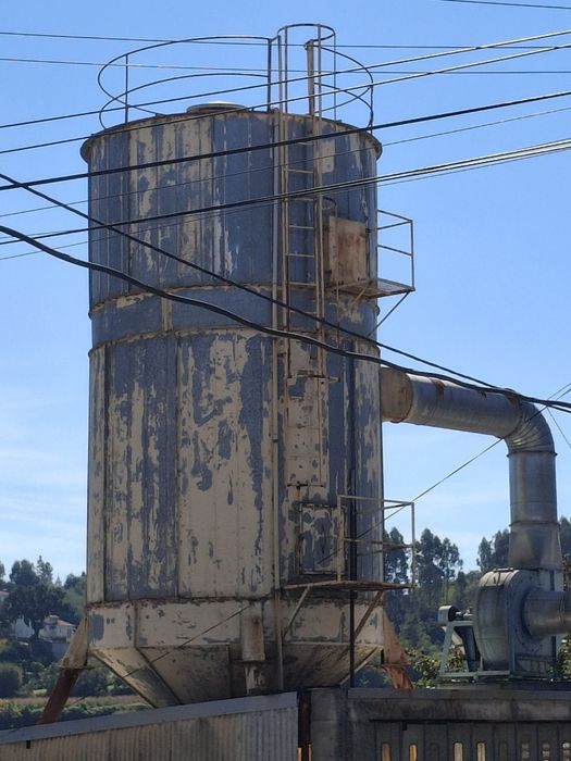 Silo Industrial de Alta Performance com Sistema de Exaustão Integrado