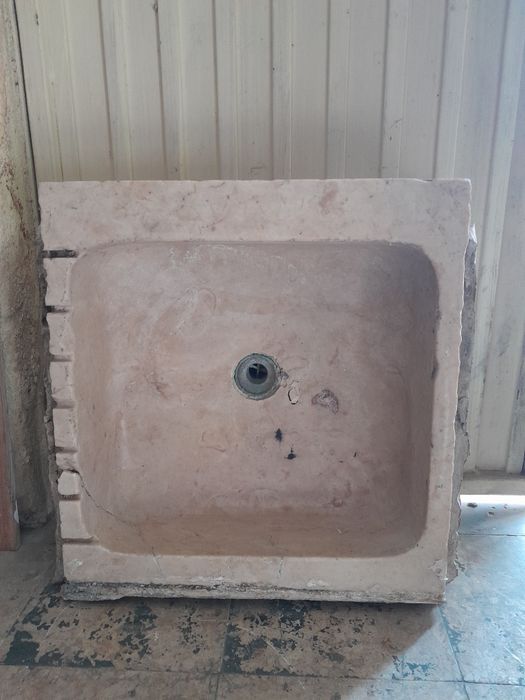 Lava loiça antigo em pedra