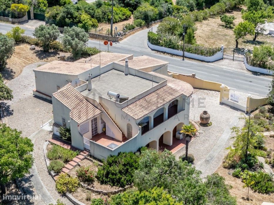 Moradia Isolada T4 com Cave e Terreno de 5.960 m²