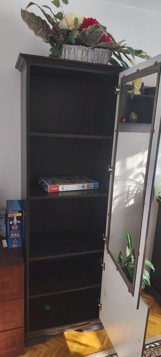 Regał przeszkolony