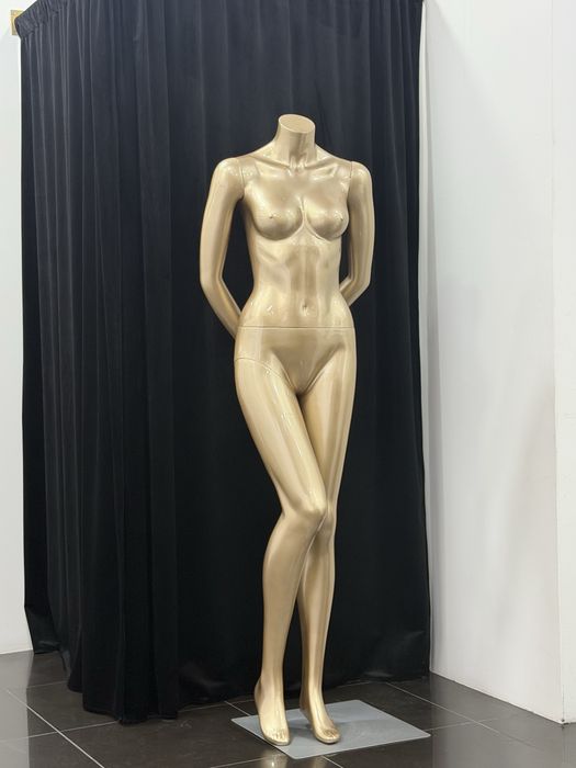 Manequim dourado à venda