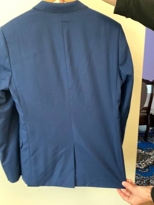 Продам чоловічий класичний костюм.