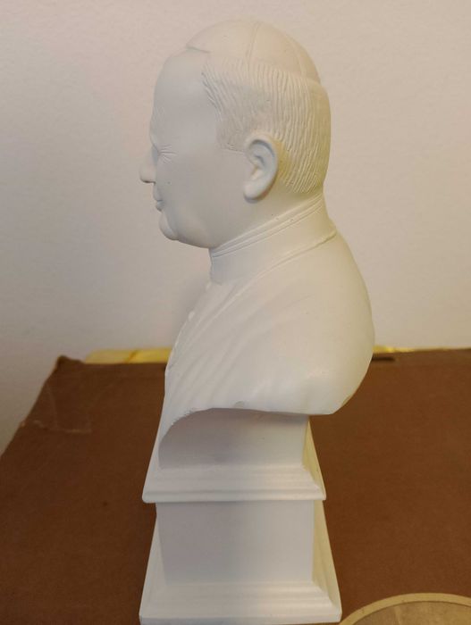 Popiersie gipsowe Jana Pawła II