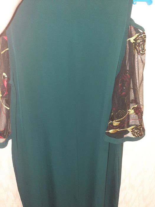 Нове плаття нарядне з гарними рукавами