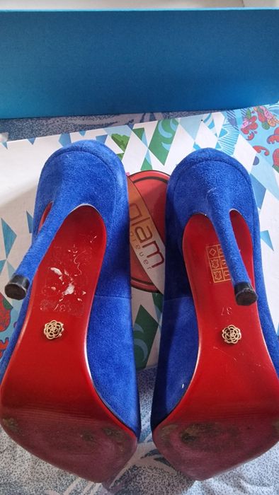 Продам женские замшевые туфли 37