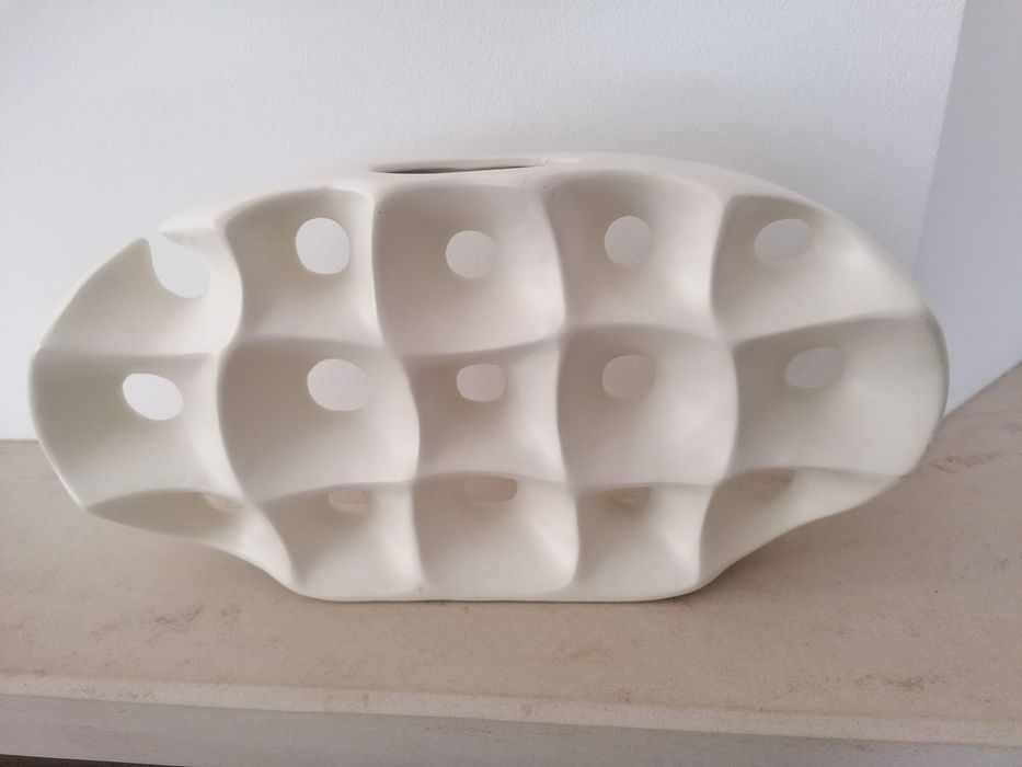 Vaso decorativo em cerâmica branca.64751018551682121