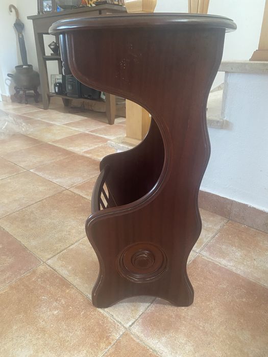 Mesa de apoio em madeira castanha