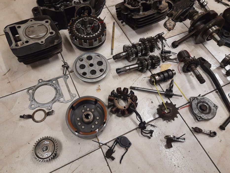 Suzuki DR 250 silnik części cylinder głowica skrzynia kopka kapa pompa
