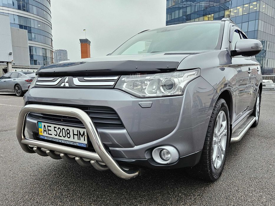 Состояние почти нового авто.
Первый и единственный владелец за все время.
Официал, покупался в автосалоне NIKO Днепропетровск в 2014 году.
Кузов полностью в родной краске, без единого подкраса где-либо.
Автомобиль полностью в оригинале, за все время менялись только расходники.
Ни один кузовной болт не крученый.
Салон полностью как новый, сидения и руль с первого дня были под чехлами.
Любые ваши проверки приветствуются.

Очень хорошая комплектация:
- Полный безключевой доступ
- Электропривод крышки багажника
- Камера заднего вида
- Двухзонный климат-контроль
- Подогревы сидений
- Круиз-контроль
- Электроскладывание зеркал
- Датчики света и дождя
- Подрулевые лепестки
- Омыватель фар
- Полная мультимедиа с экраном, Bluetooth, AUX, и USB
- Режимы езды 4WD

Машина комплектуется самым удачным в линейке, простым, надежным и ресурсным атмосферным двигателем 2.4 MIVEC на 166 л.с., в паре с АКПП и адаптивным полным приводом 4WD.
Газа на авто нет и никогда не было, но при желании он легко ставится на этот двигатель.

По машине работает абсолютно все, нет ни одной ошибки, как по приборке, так и по компьютеру.
Кузов в идеальном состоянии, без малейшего намека на коррозию, сколов, вмятин, счесов и т.д.
Двигатель в идеальном состоянии, работает ровно, масло не ест (от замены до замены уровень не падает вообще).
Замена масла каждые 7-8 тыс. км. Последняя – 2 тыс. км. назад.
АКПП работает безупречно, без малейших пинков или задержек, переключения просто не ощущаются.
По двигателю и коробке нет ни малейшего подтекания или запотевания, под капотом перед продажей ничего не мылось.
По днищу также все сухо – заезжаем на подъемник любого СТО и убеждаемся в этом.
Ходовая часть также в идеальном состоянии, нигде ничего не подстукивает, не гудит и т.д. Все сайлентблоки целые, не надорванные.
Автомобиль полностью обслужен до малейших мелочей, и не требует абсолютно никаких вложений.

Стоит почти новая зимняя резина Nokian Hakkapelita.
Также отдаю комплект отличной летней резины Bridgestone.
С авто идет 2 оригинальных ключа, 2 комплекта ковриков, а также комплект чехлов на сидения.
Стоят дорогие LED лампы во всех фарах, светят очень хорошо.

По документам полный порядок, полное переоформление на Вас в ТСЦ (МРЭО), либо договор купли-продажи.
Приветствуется проверка авто на любом Вашем СТО.