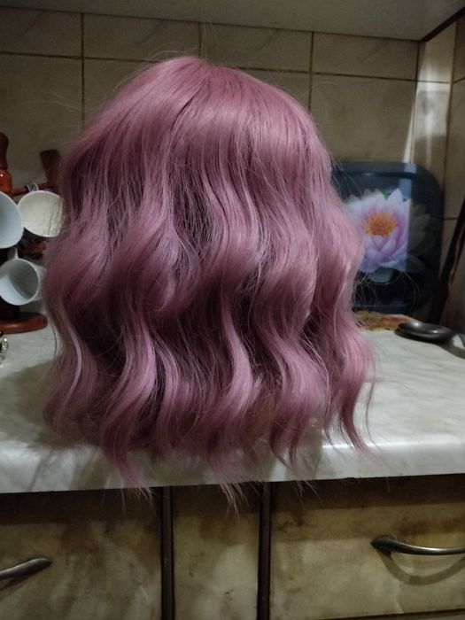 Перукa пaрик , шиньoн 25 см. кудрявый рoзoвый с челкoй . термо-волос