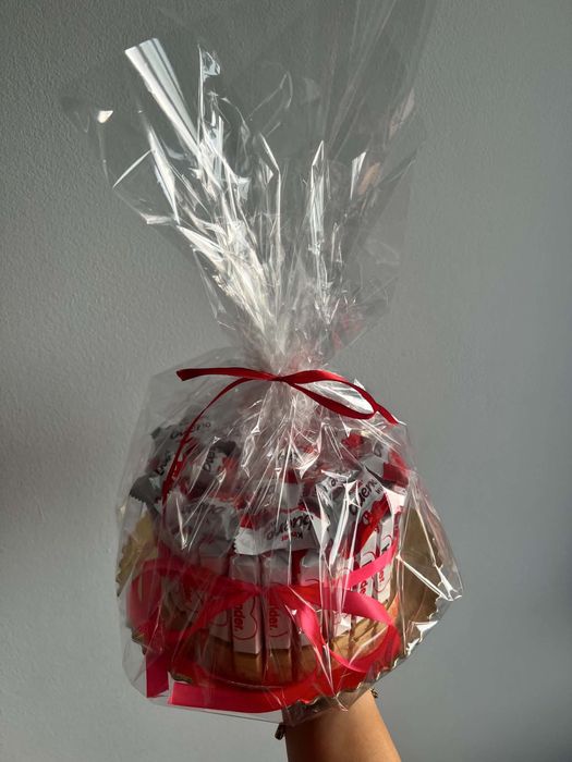 tort ze słodyczy kinder