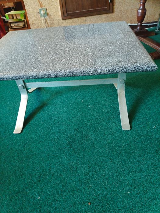 Mesa mármore com pernas metálicas