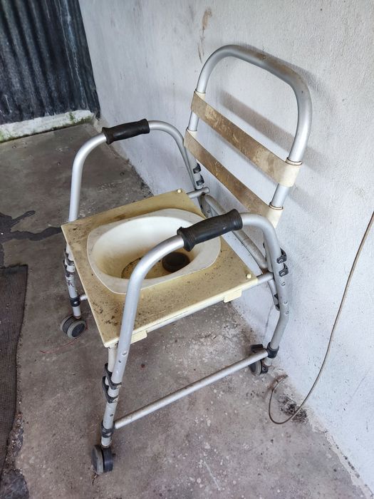 Vendo Cadeira Sanitária com Rodas