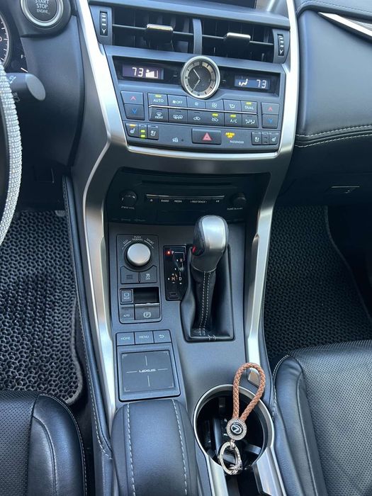 Продаю Lexus NX 200