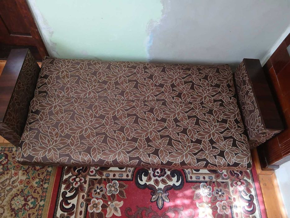 Продам диван у гарноиу стані.Довжина 2.20м, ширина 1.06м, висота 63см