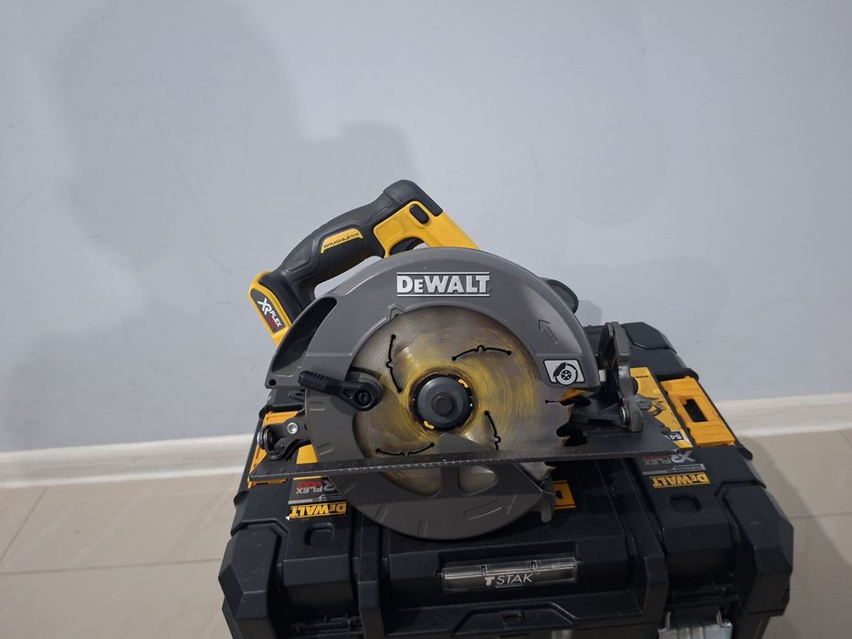 Пила дисковая аккумуляторная DeWALT DCS575