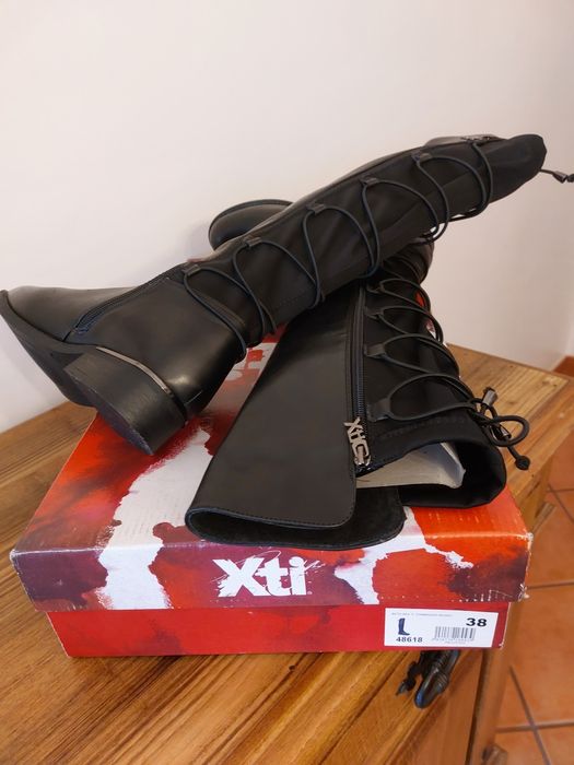 Botas altas marca XTI tamanho 38