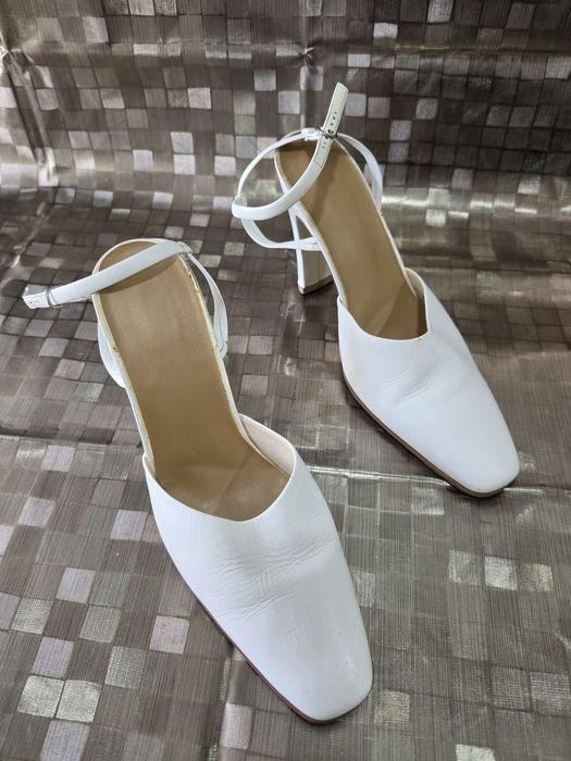 Sapatos casamento scarpin de salto alto brancos, com bico quadrado e alça no tornozelo.