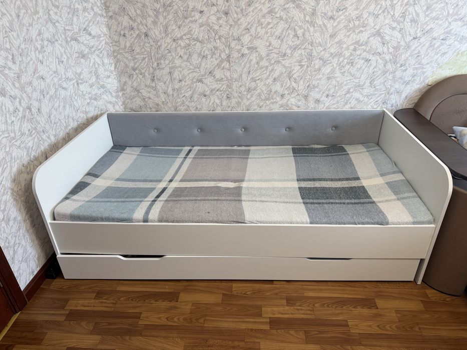 Підліткове ліжко з мʼякою спинкою і висувною шухлядою