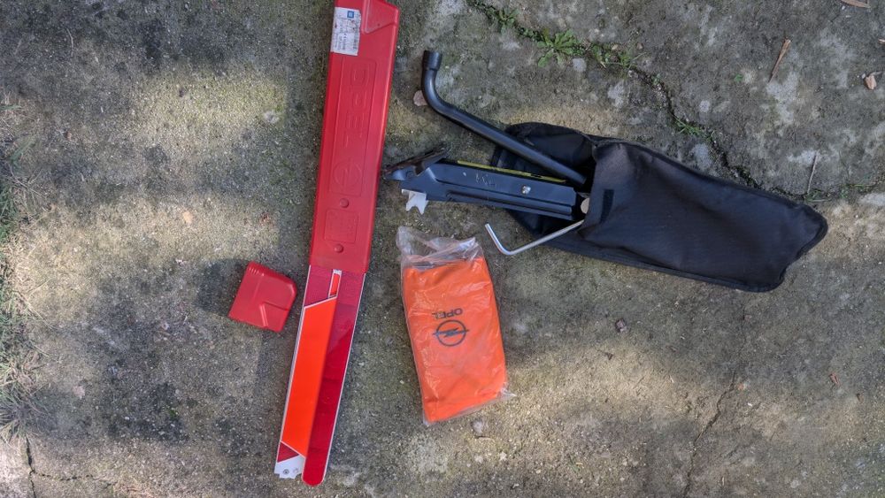 Macaco, triângulo e colete