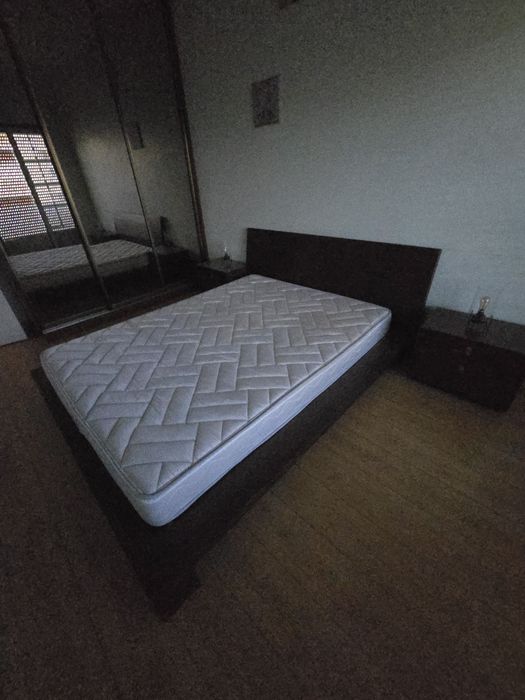 Cama, com Colchão e Mesas de Cabeceira