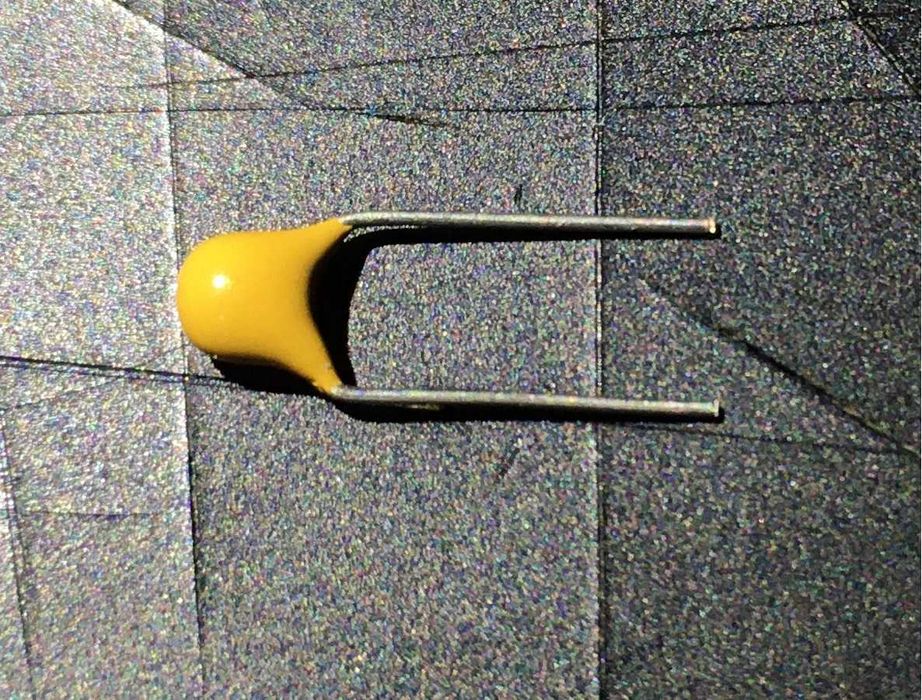 Condensadores cerâmicos 50V (4,7UF; 1UF; 680NF; 150NF)