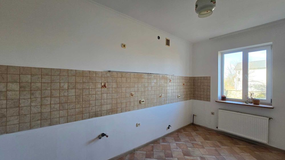 Добротний напівособняк з ремонтом та ділянкою у чудовому місці