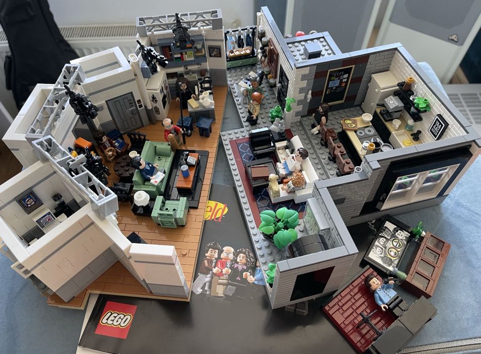 Lego набори на вибір під номерами 21328 та 10291 можна окремо і разом