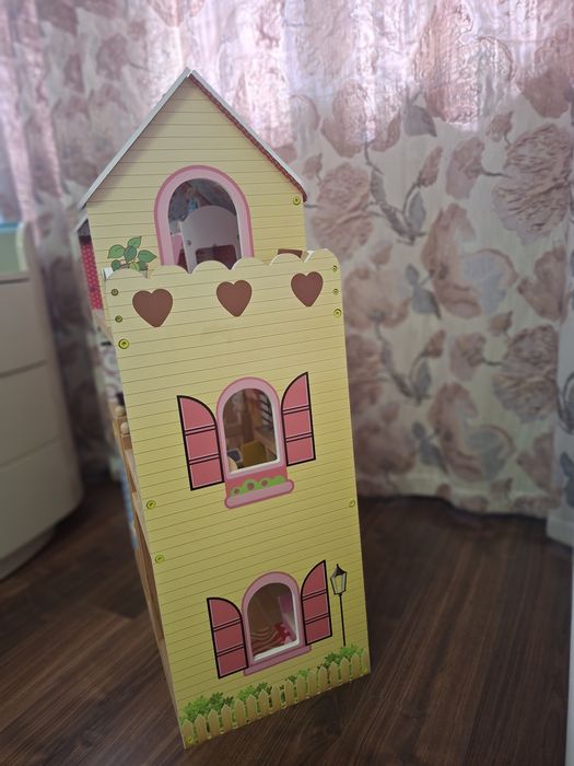 Кукольный домик с мебелью