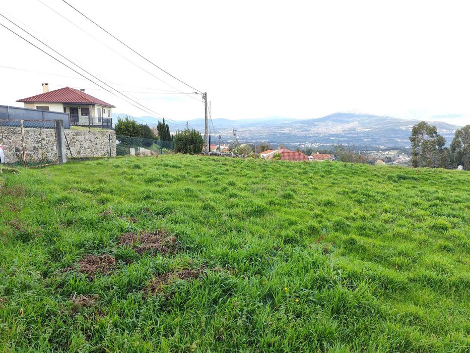 Lote de Terreno Construção de Moradia, com 648 m², em Longos Vales.