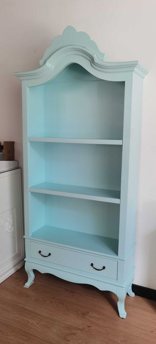 Móvel maciço lacado a azul