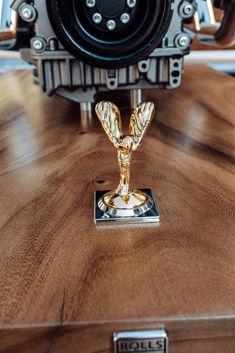Stolik z silnika Rolls-Royce Phantom 6.75 V12 Stolik  z bloku silnika