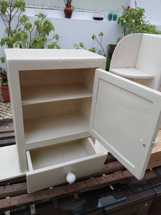 Dois pequenos móveis antigos recuperados