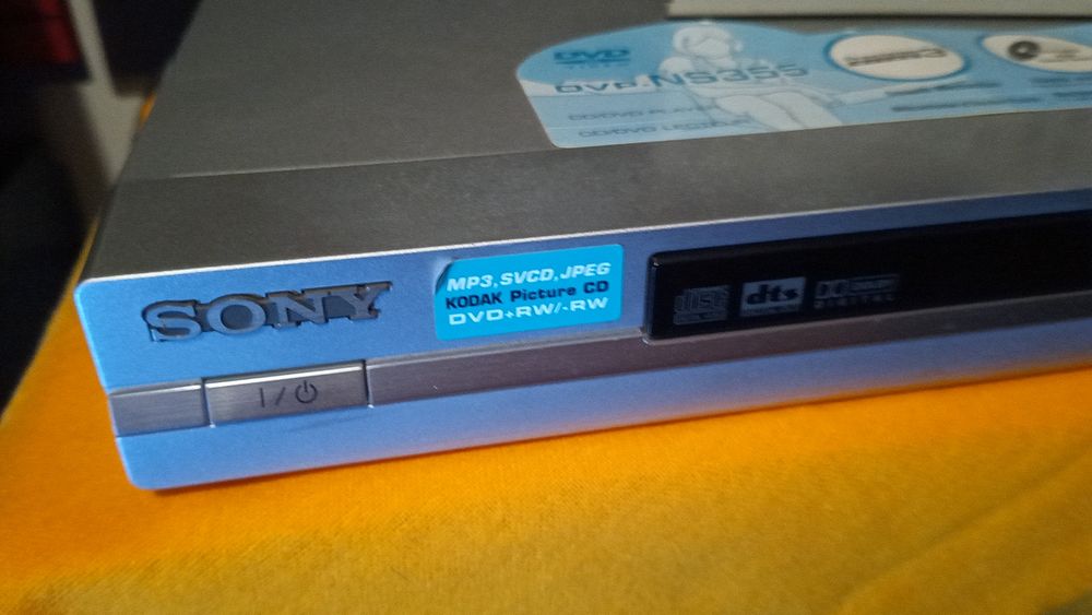 Leitor de Cd's e DVD's Sony com comando
