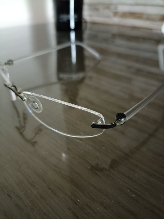 Óculos com lentes carlzeiss. Armação muito leve.