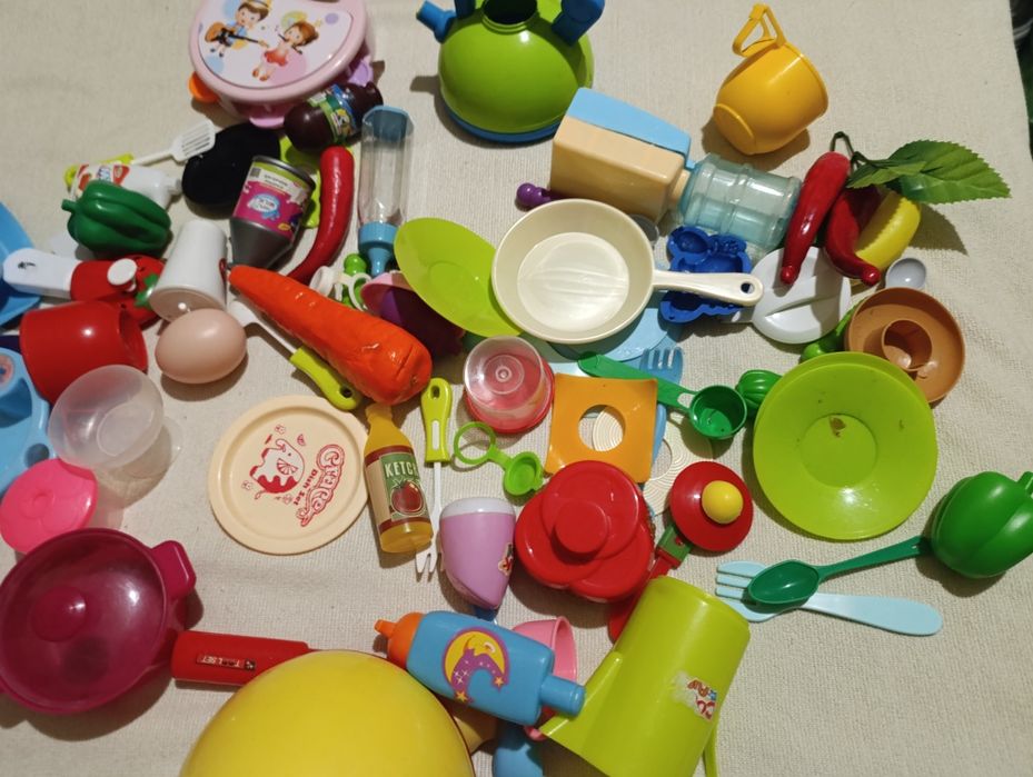 Большой ящик кукольной посуды, аксессуаров, фруктов