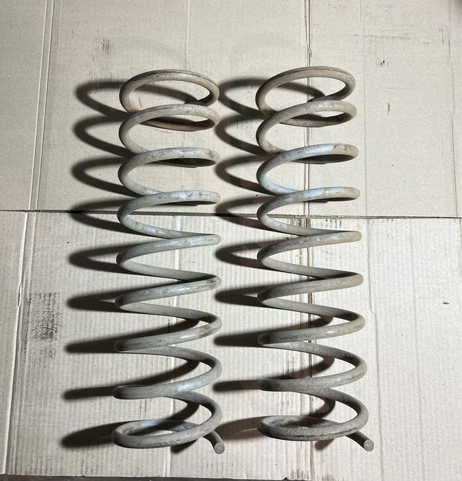 Продам задні пружини на Lada Niva