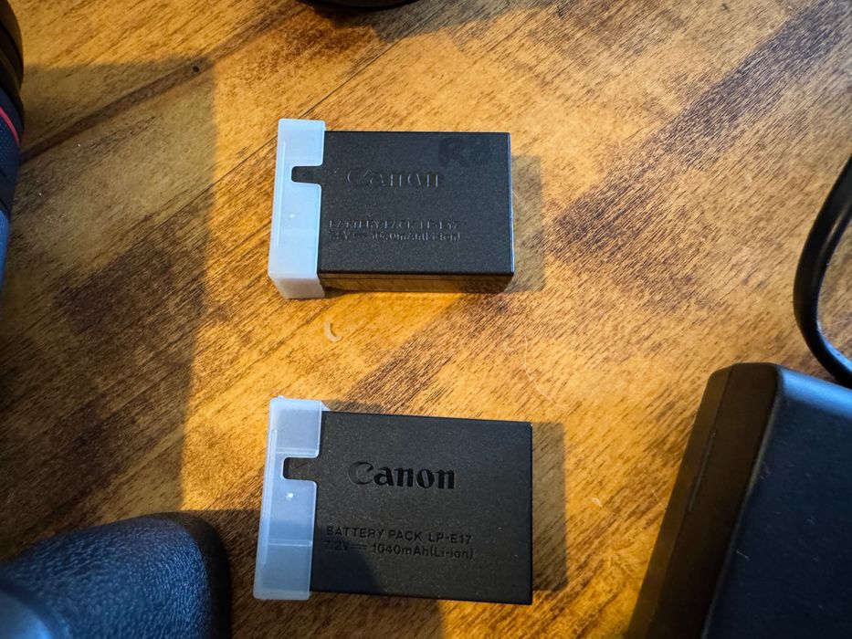 Canon R8 – em estado novo – incluindo 3 objetivas