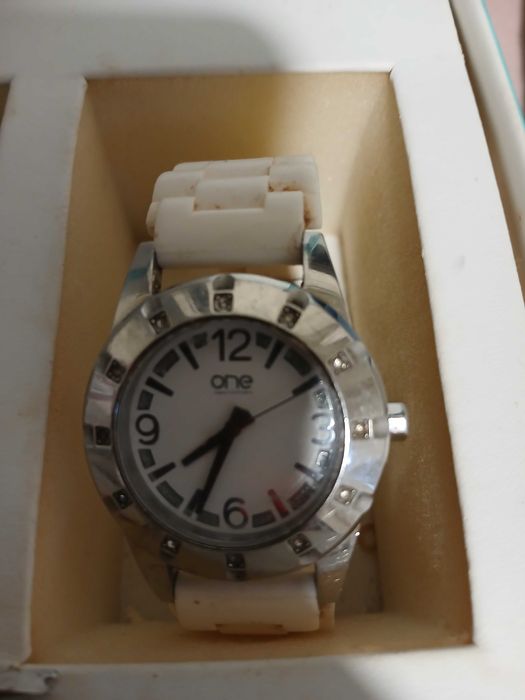 Relógio One com várias pulseiras